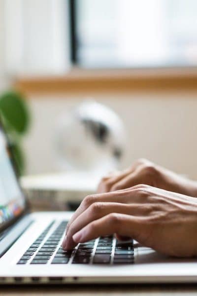 Optimisez la gestion de votre boîte mail avec les fonctionnalités avancées d’Outlook ou Gmail